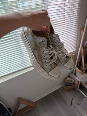 Very loved converse silver metallic platforms low tops